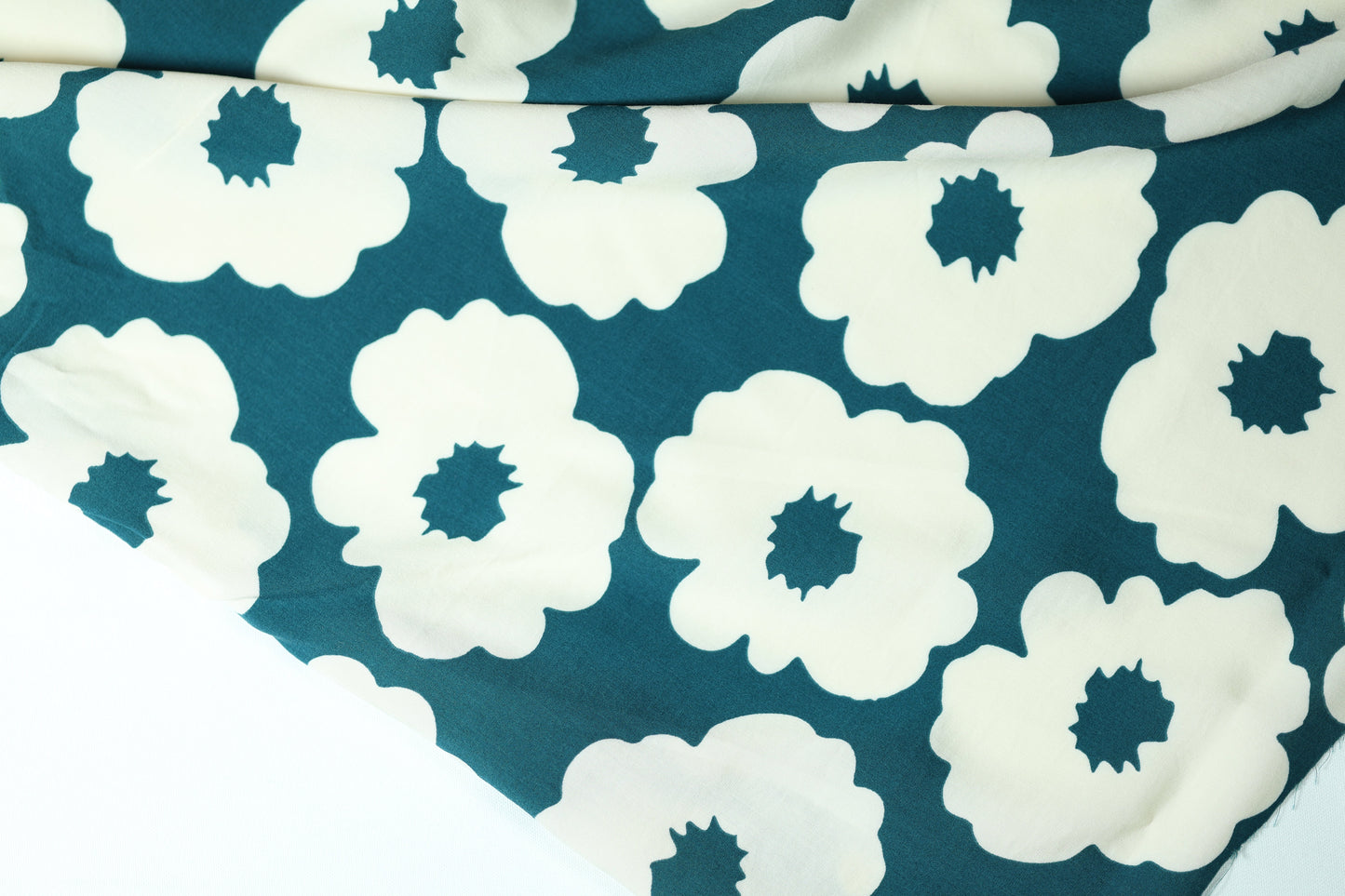 Viskose – Teal Blumen auf Weiß – ideal für Sommerkleidung, Blusen und Accessoires