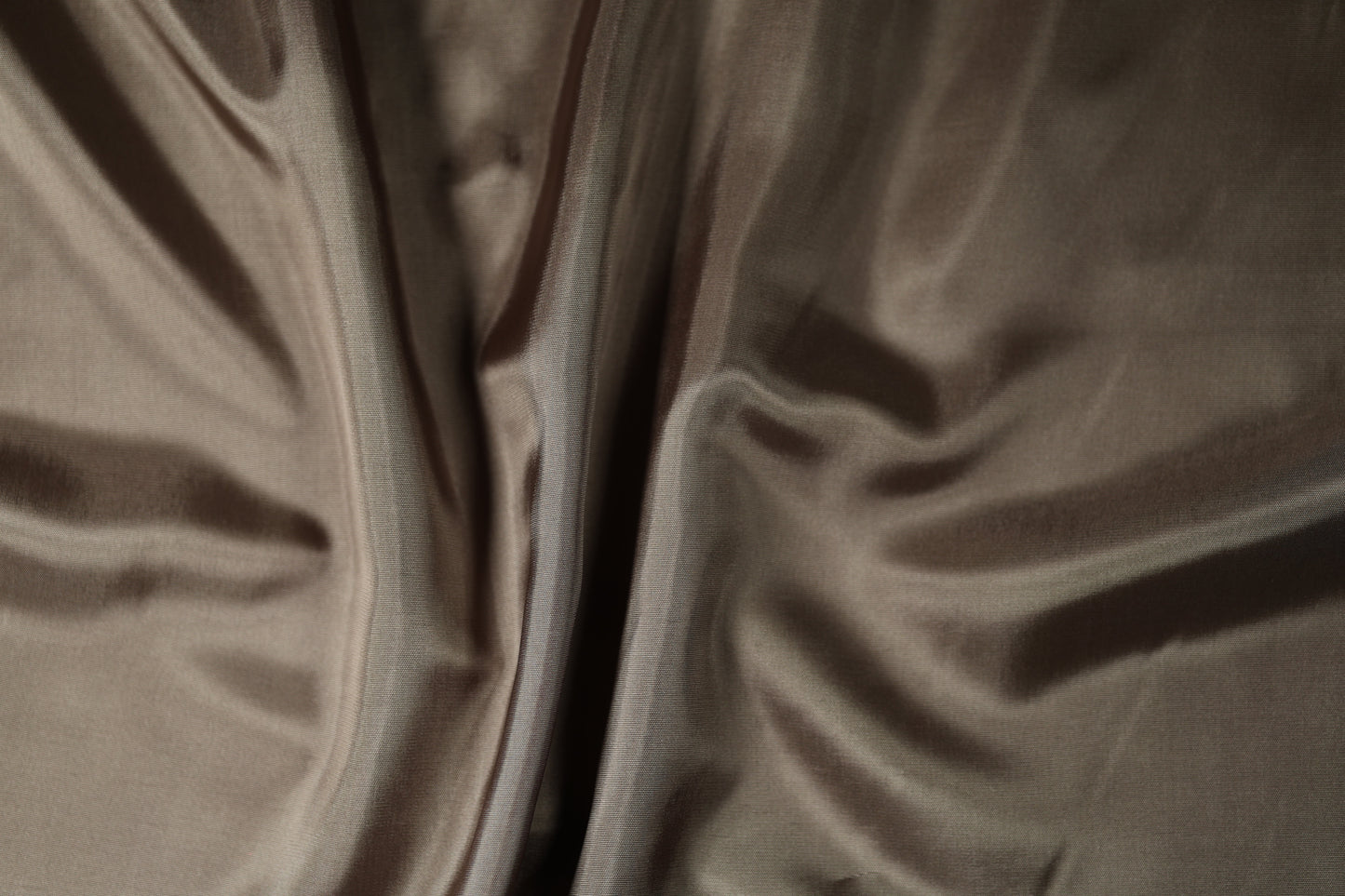 Futtertaft in Taupe mit edlem Glanz