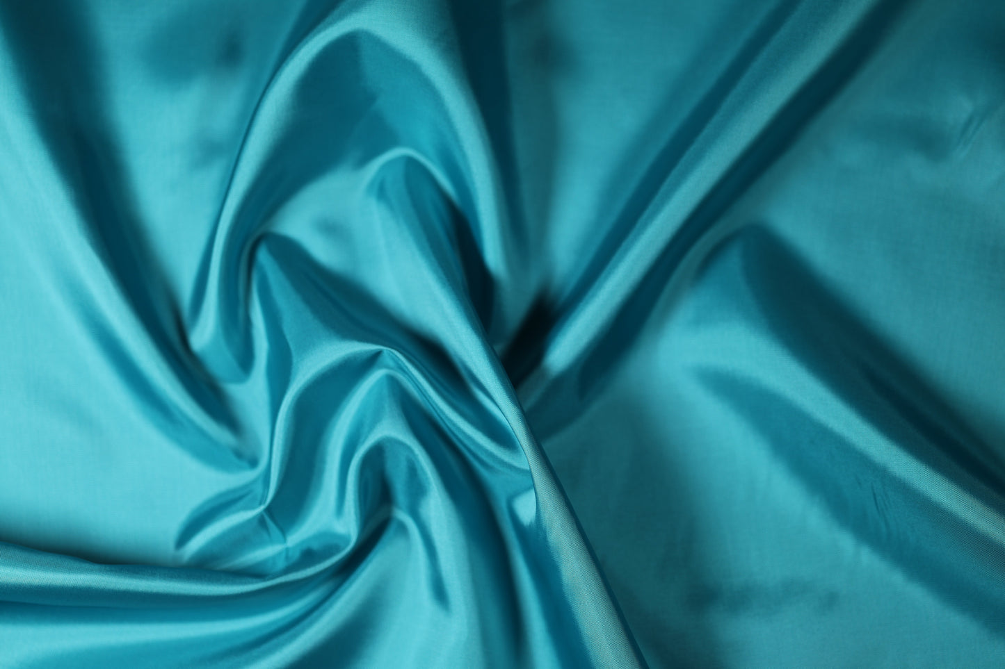 Schimmernder Futterstoff in Türkisblau für elegante Kleidung