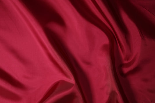 Futterstoff rubinrot glänzend – edle Verarbeitung