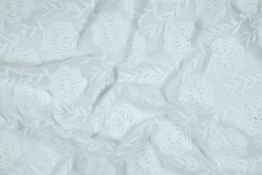 Elastischer Baumwollstoff Florale Stickerei Weiß – ideal für Kleidung und Accessoires
