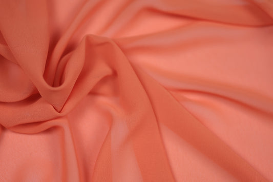 Fließender Chiffonstoff in Koralle mit weichem Faltenwurf – ideal für Sommerkleider