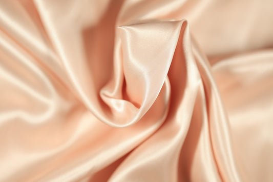 Zart apricotfarbener Dekostoff mit Schimmer