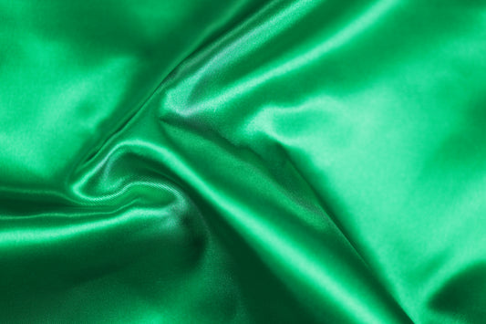 Glänzender Dekorsatin grün für Deko & Kostüme