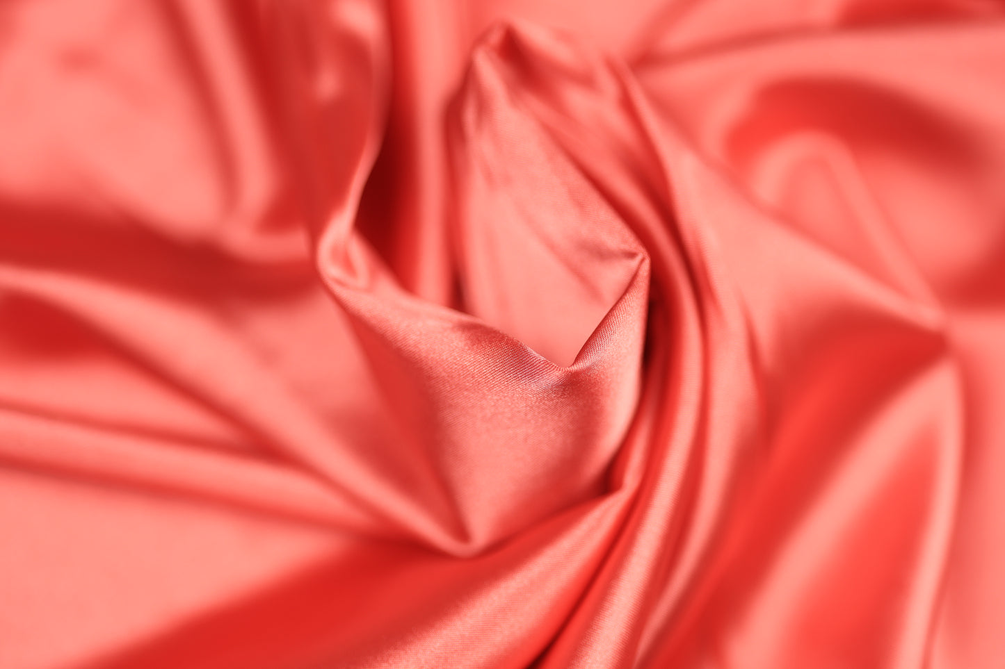 Satin Stoff in Korallenrot glänzend – leuchtender Stoff für stilvolle Kleider, Deko oder kreative Nähprojekte