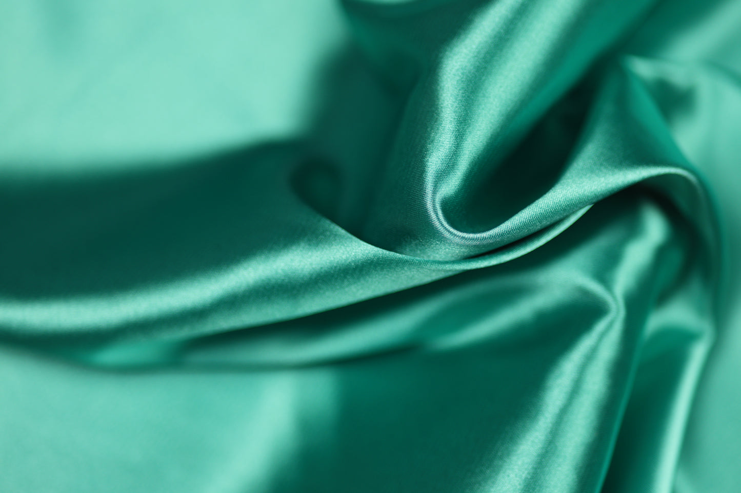 Satin Stoff in Mintgrün glänzend – leichter, seidiger Stoff ideal für frische Mode und kreative Projekte
