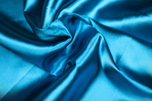 Satin Stoff in Türkisblau glänzend – strahlender Stoff für besondere Kleider, festliche Deko oder DIY-Projekte
