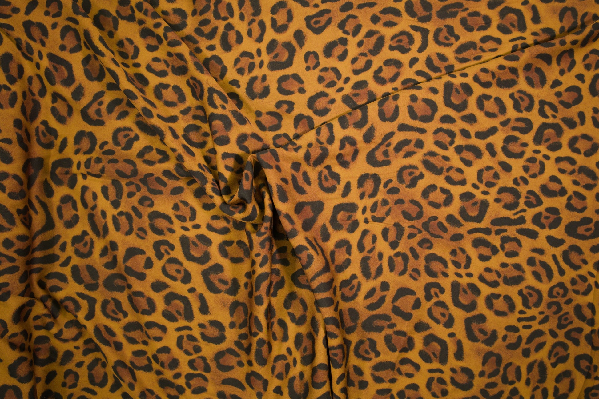 Satin Viskose mit klassischem Leopardenmuster in Senfgelb und Braun Detailaufnahme der Stoffstruktur