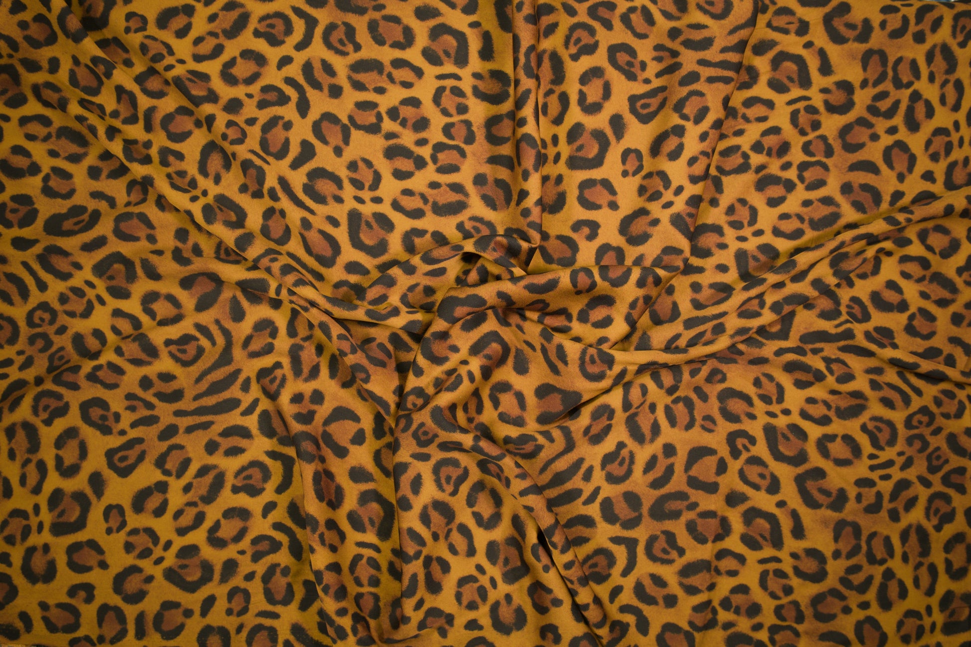 Satin Viskose Stoff mit klassischem Leopardenmuster in Senfgelb und Braun