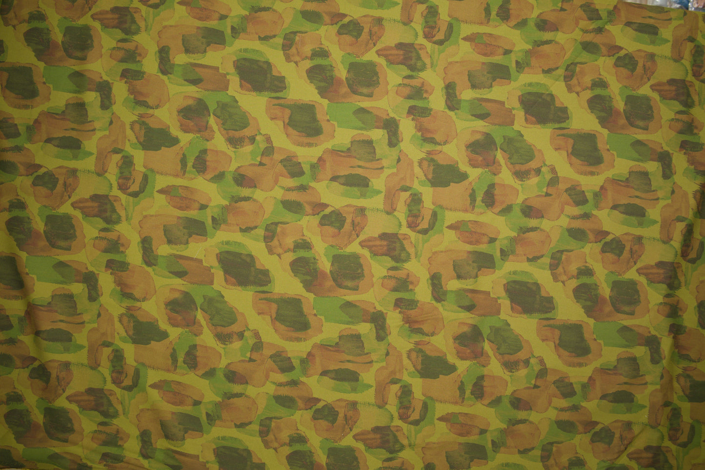 Satin Viskose mit abstraktem Animalprint in Olivgrün und Braun Detailaufnahme der Stoffstruktur