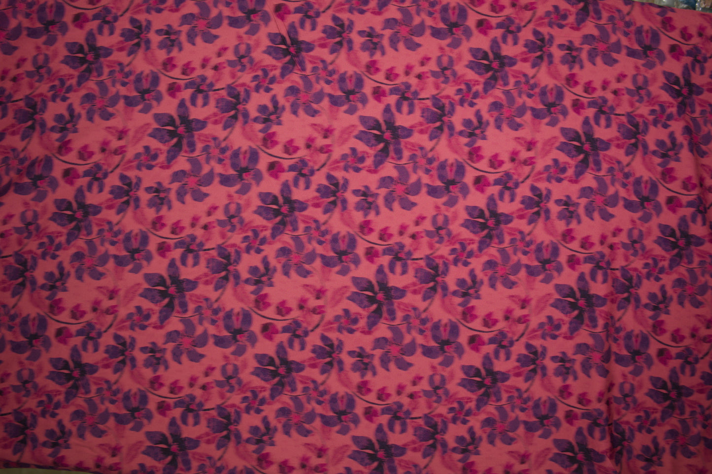 Satin Viskose Stoff mit floralem Muster in Rosa und Lila