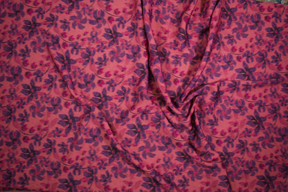 Satin Viskose mit floralem Muster in Rosa und Lila Detailaufnahme der Stoffstruktur