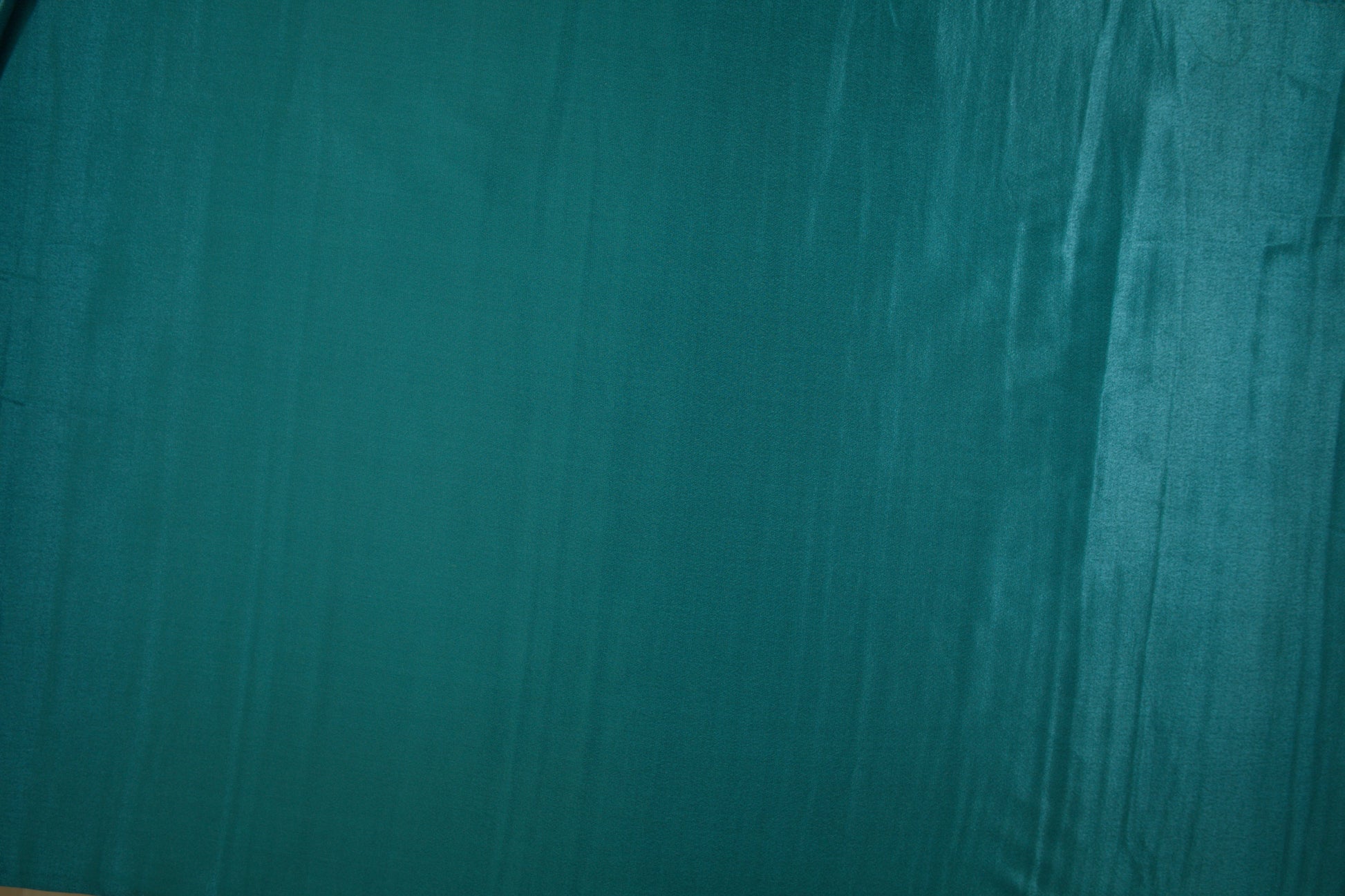Weich fallender petrolfarbener Viskose-Satin für elegante Kleidung - Nahaufnahme der Materialqualität 140cm