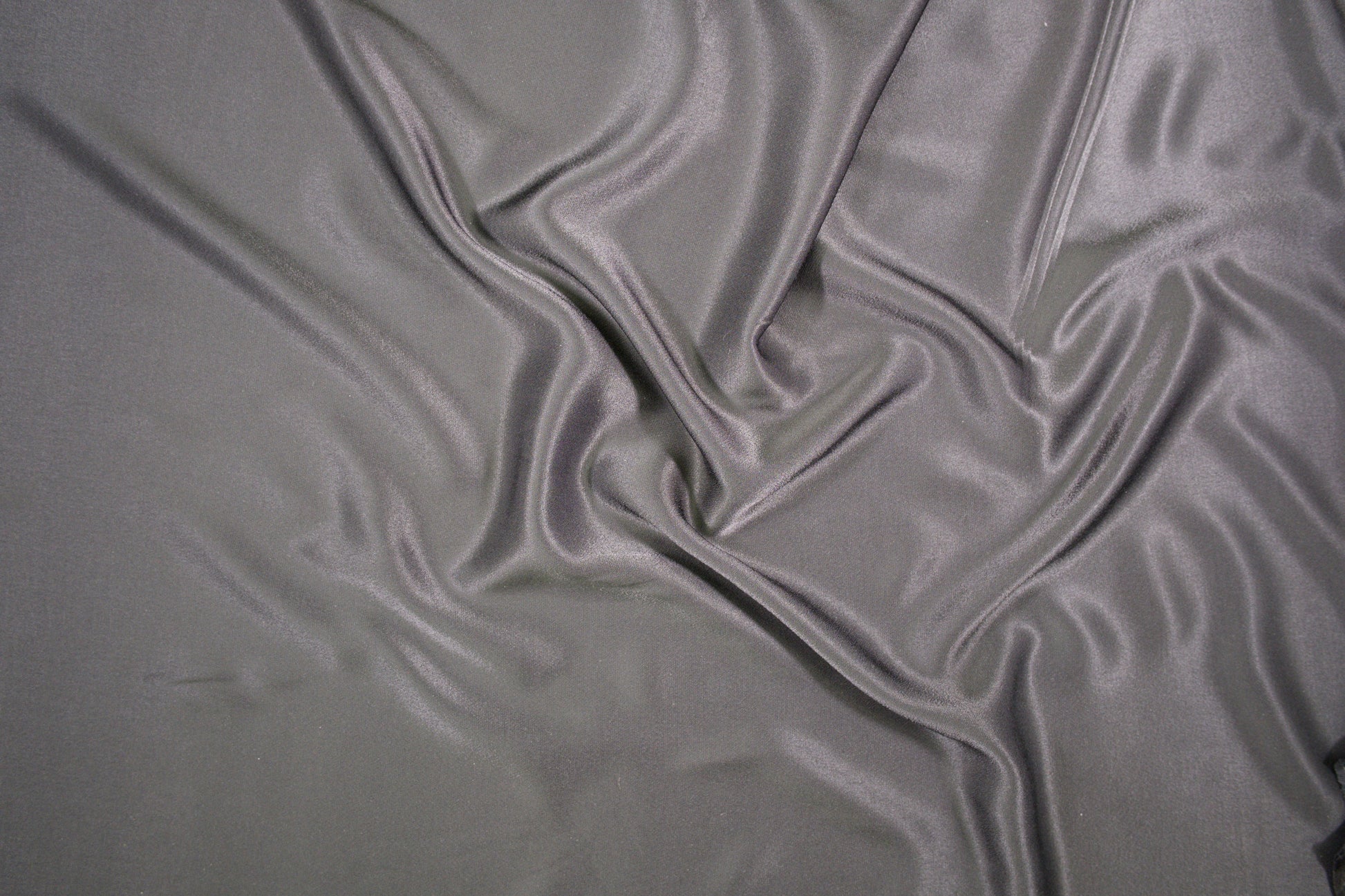 Weich fallender grau-farbener Viskose-Satin für elegante Kleidung - Nahaufnahme der Materialqualität 140cm