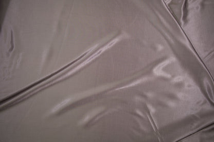 Weich fallender Taupe-Satin aus Viskose mit elegantem Schimmer