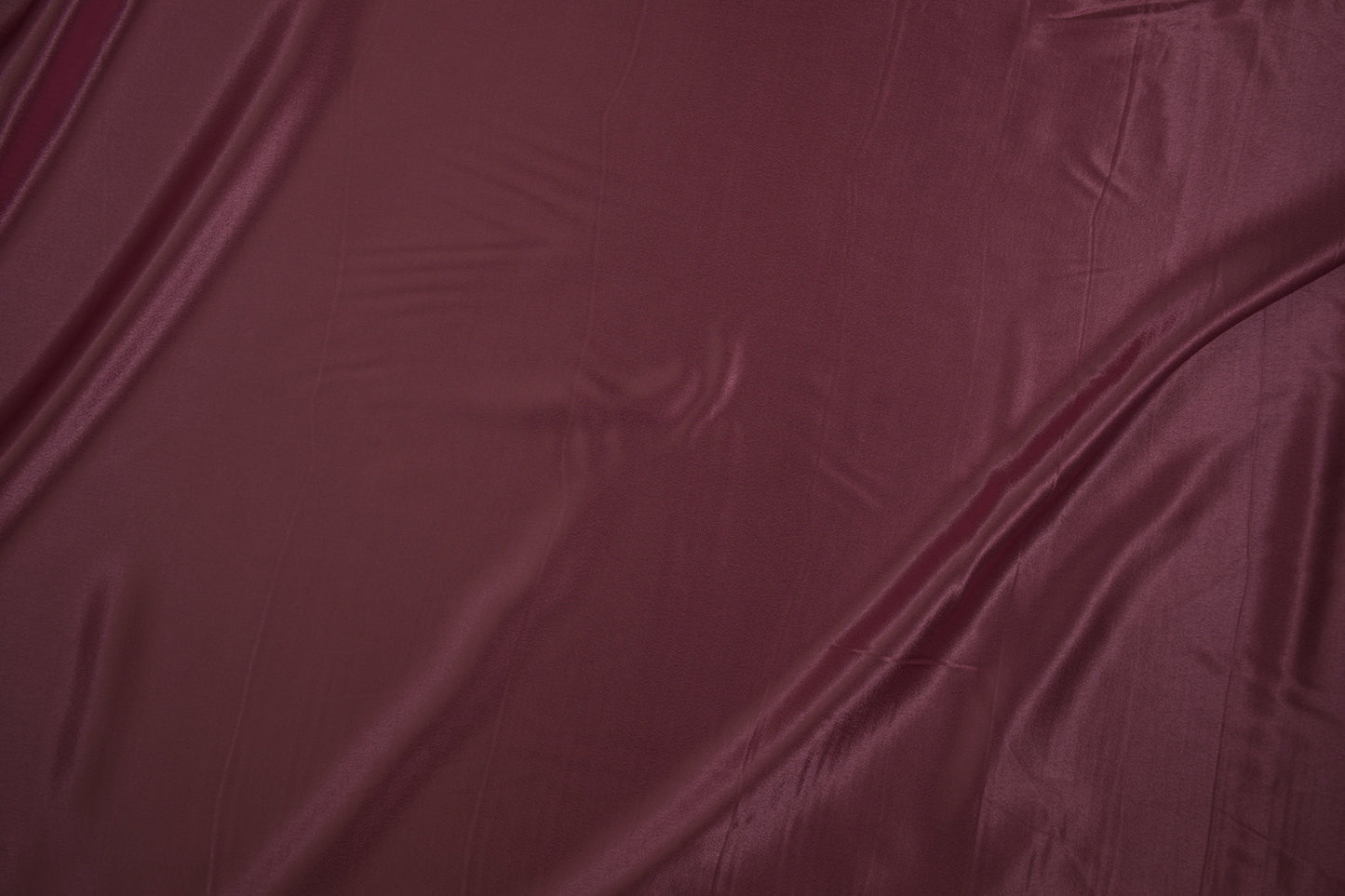 Satin Viskose uni Bordeaux – bordeauxroter, glänzender Kleidungsstoff