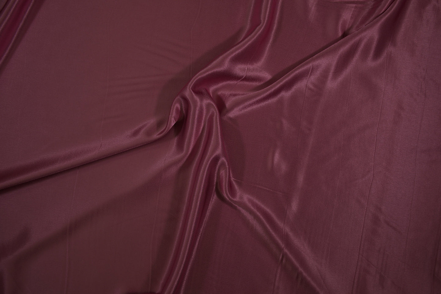 Satin Viskose uni Bordeaux -  Nahaufnahme der Materialqualität 140cm
