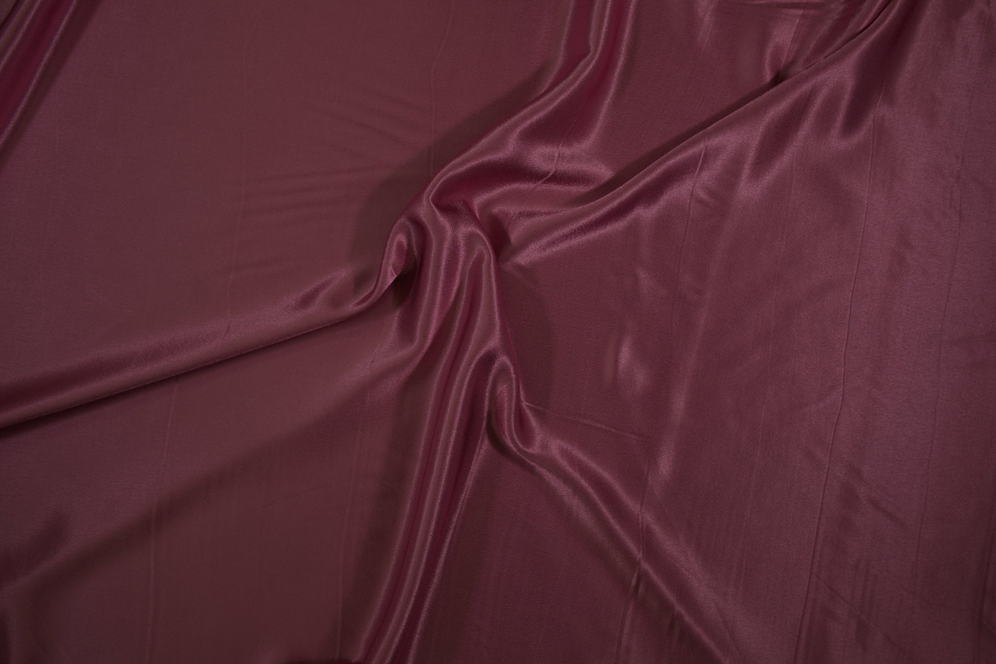 Satin Viskose uni Bordeaux -  Nahaufnahme der Materialqualität 140cm