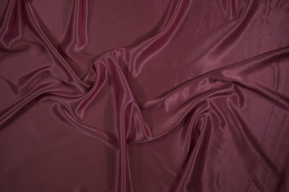 Weich fallender Satin-Viskosestoff in Bordeauxrot mit elegantem Glanz