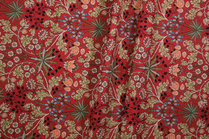 Detailansicht Ornament-Blumenstoff Rot – ideal für kreative Projekte