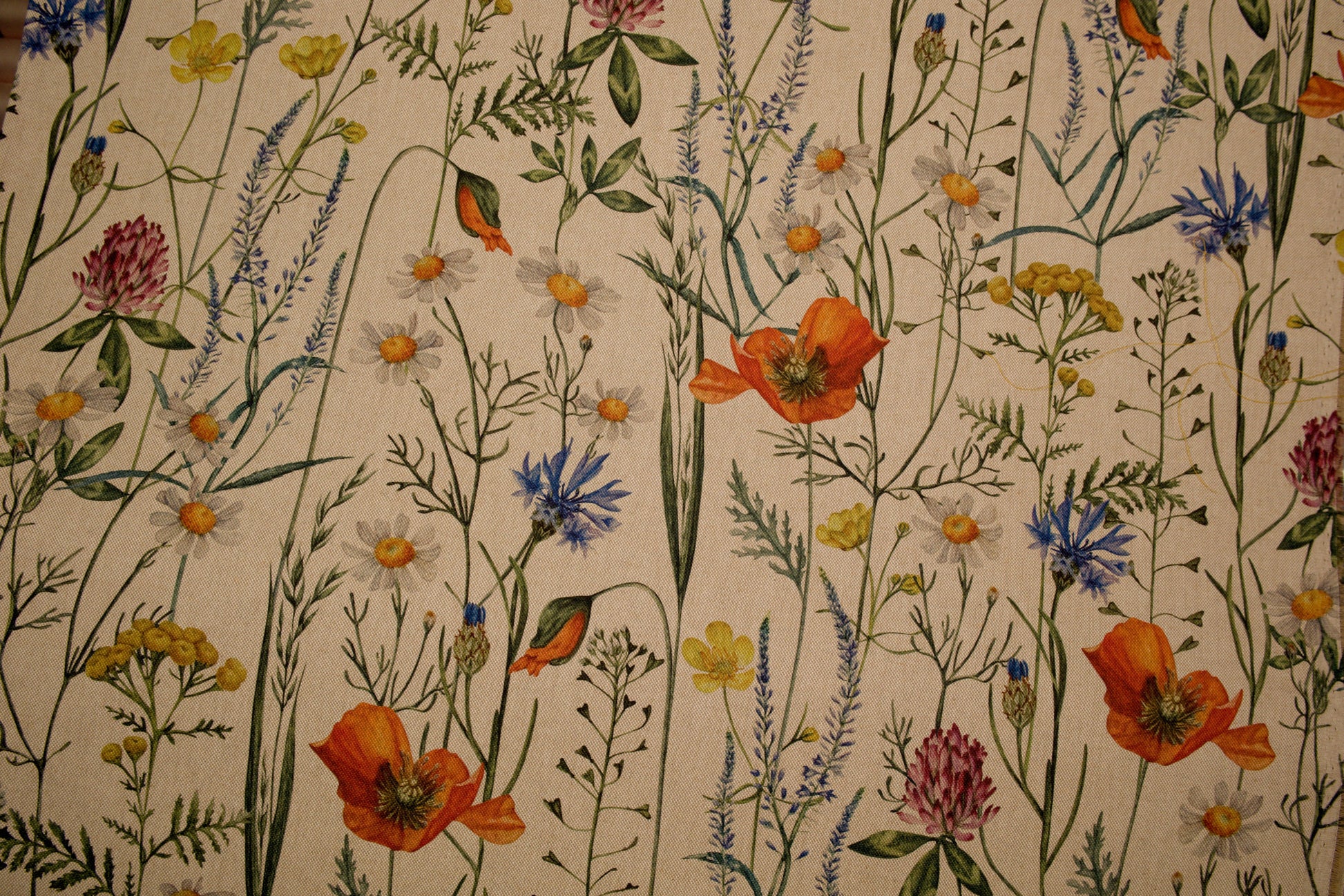 Baumwollmischgewebe mit Wiesenblumen-Druck auf naturfarbigem Grund