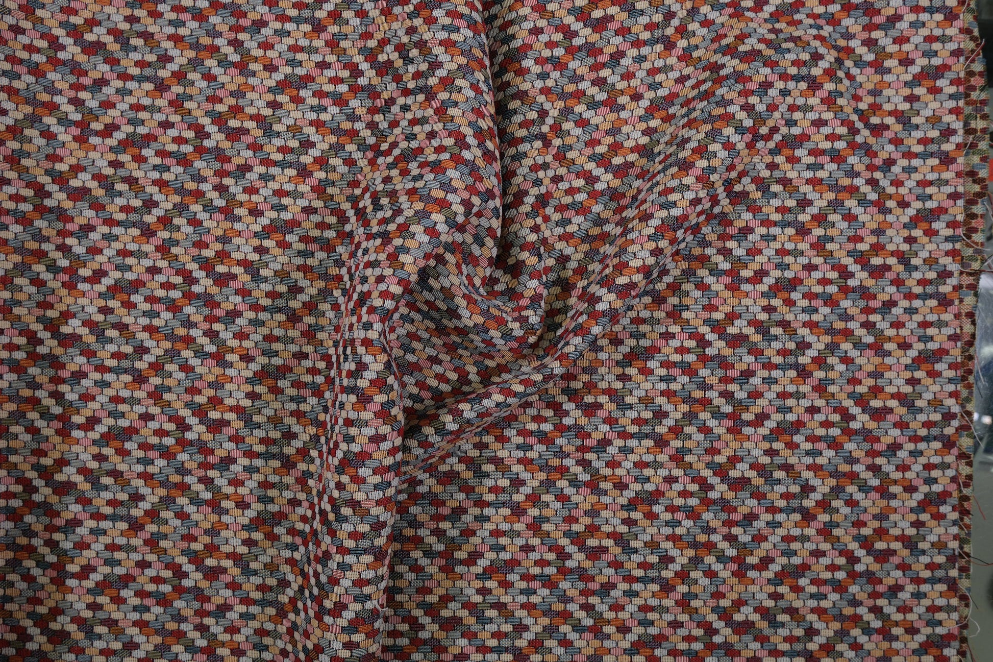 Strukturierter Polsterstoff mit Hexagon-Muster – buntes Design