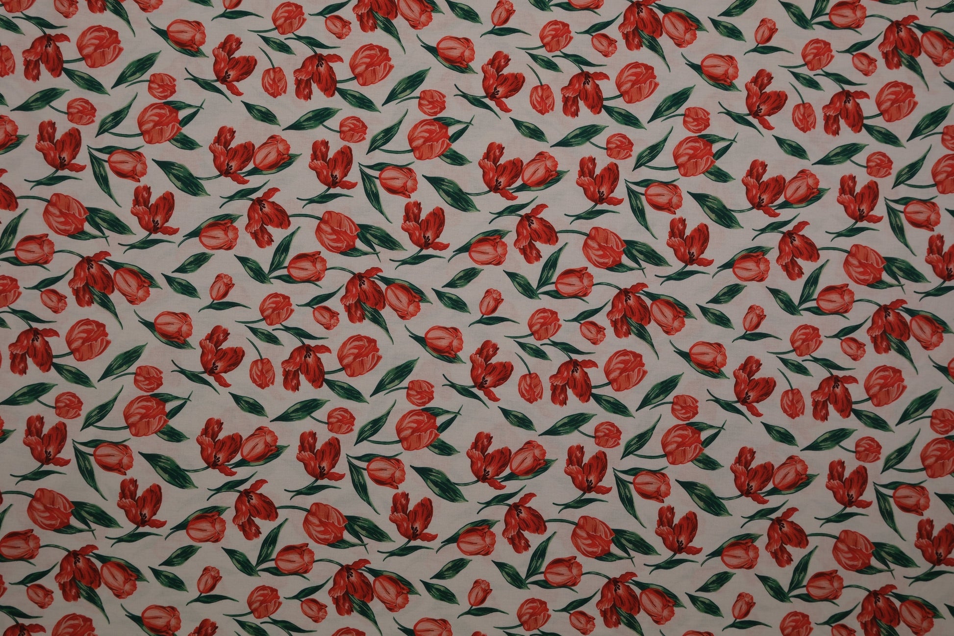 Heller Baumwollstoff mit roten Tulpen und grünen Blättern – ideal für frühlingshafte Kleidung