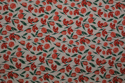 Heller Baumwollstoff mit roten Tulpen und grünen Blättern – ideal für frühlingshafte Kleidung