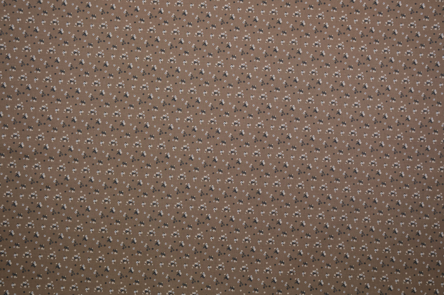 Brauner Baumwollstoff mit kleinen cremefarbenen Blümchen – ideal für Kleider, Blusen und Patchwork