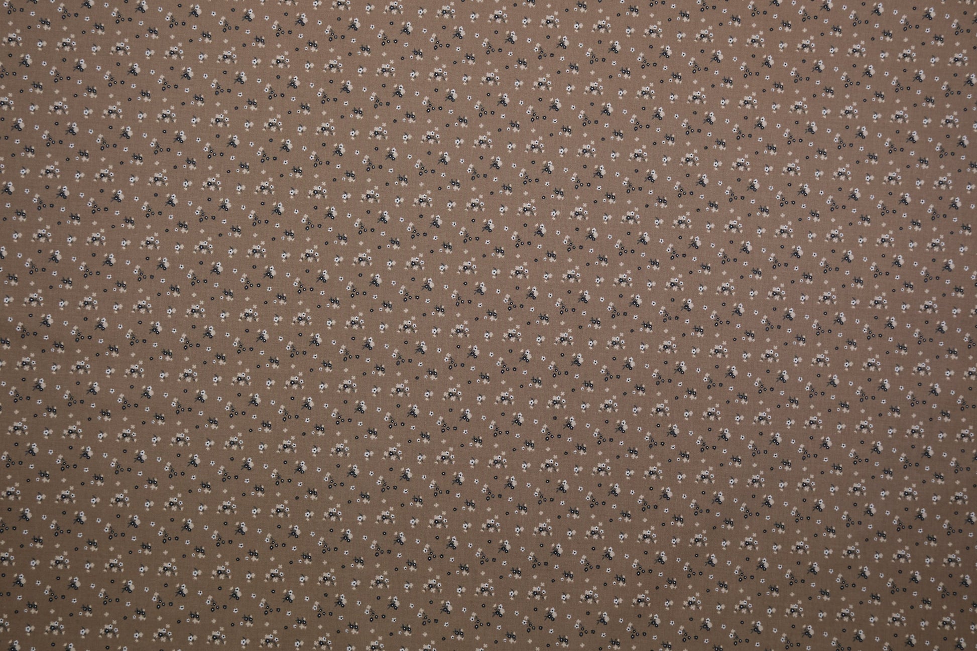 Brauner Baumwollstoff mit kleinen cremefarbenen Blümchen – ideal für Kleider, Blusen und Patchwork