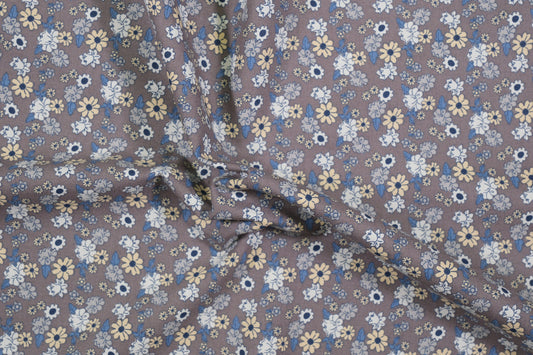 Baumwollstoff Blumen Taupe Blau – taupefarbener Baumwollstoff mit kleinen Blumen in Blau und Gelb