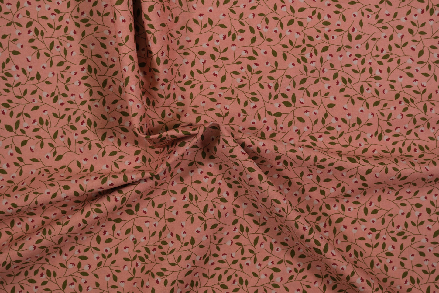 Baumwollstoff Ranken Rosa – rosafarbener Baumwollstoff mit zartem Rankenmuster