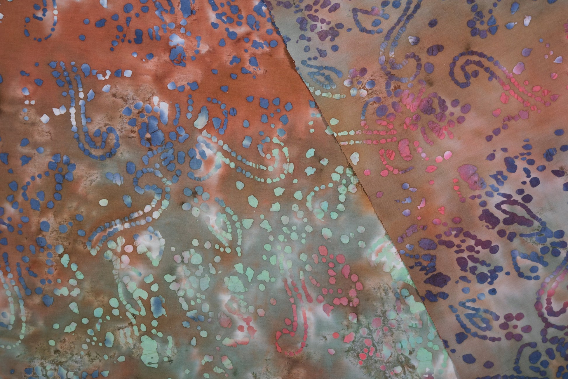 Multicolor Batikstoff -  Nahaufnahme der Materialqualität 140cm