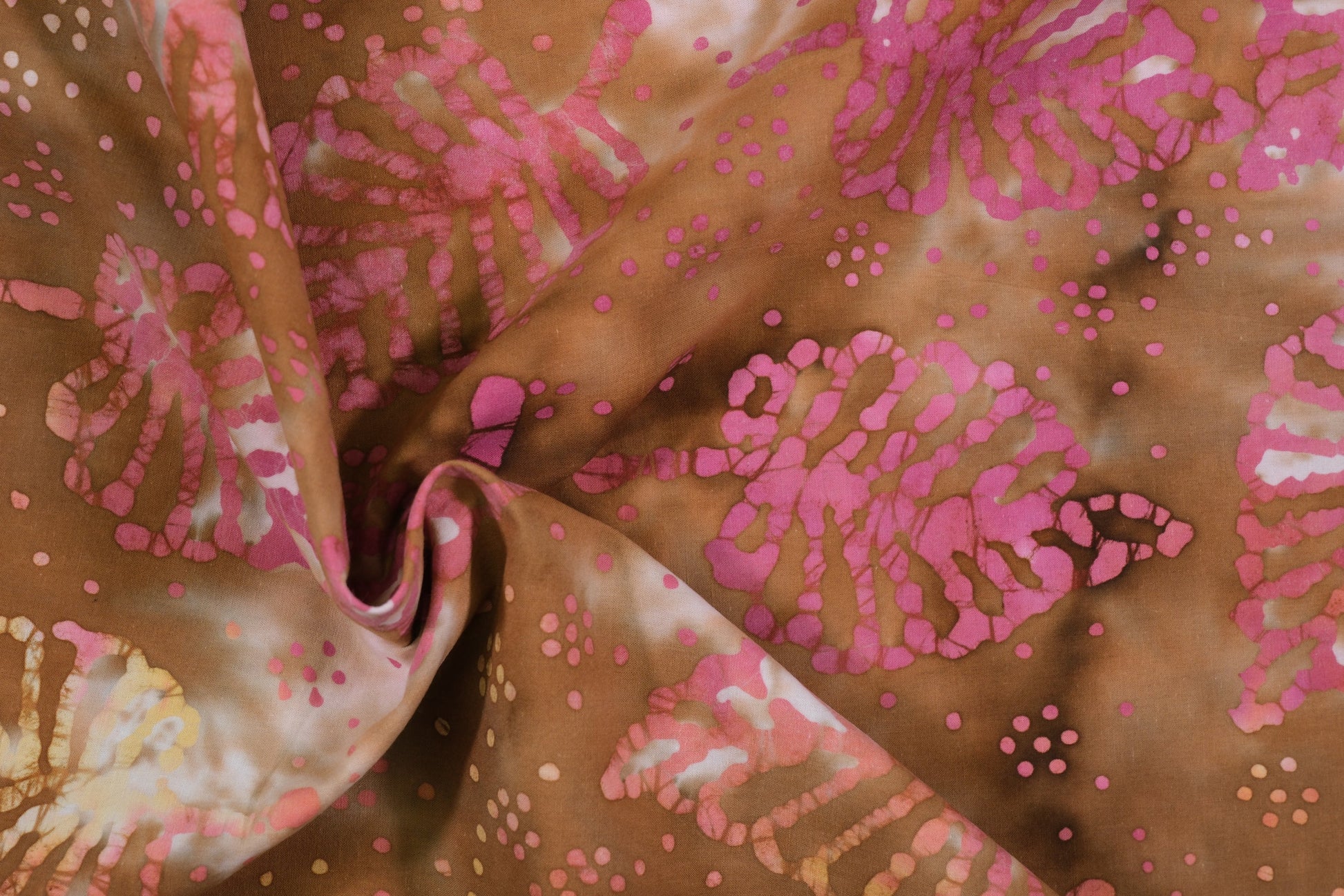 Baumwollstoff Batik Pink Braun – kräftiger Batikstoff mit rosa Mustern