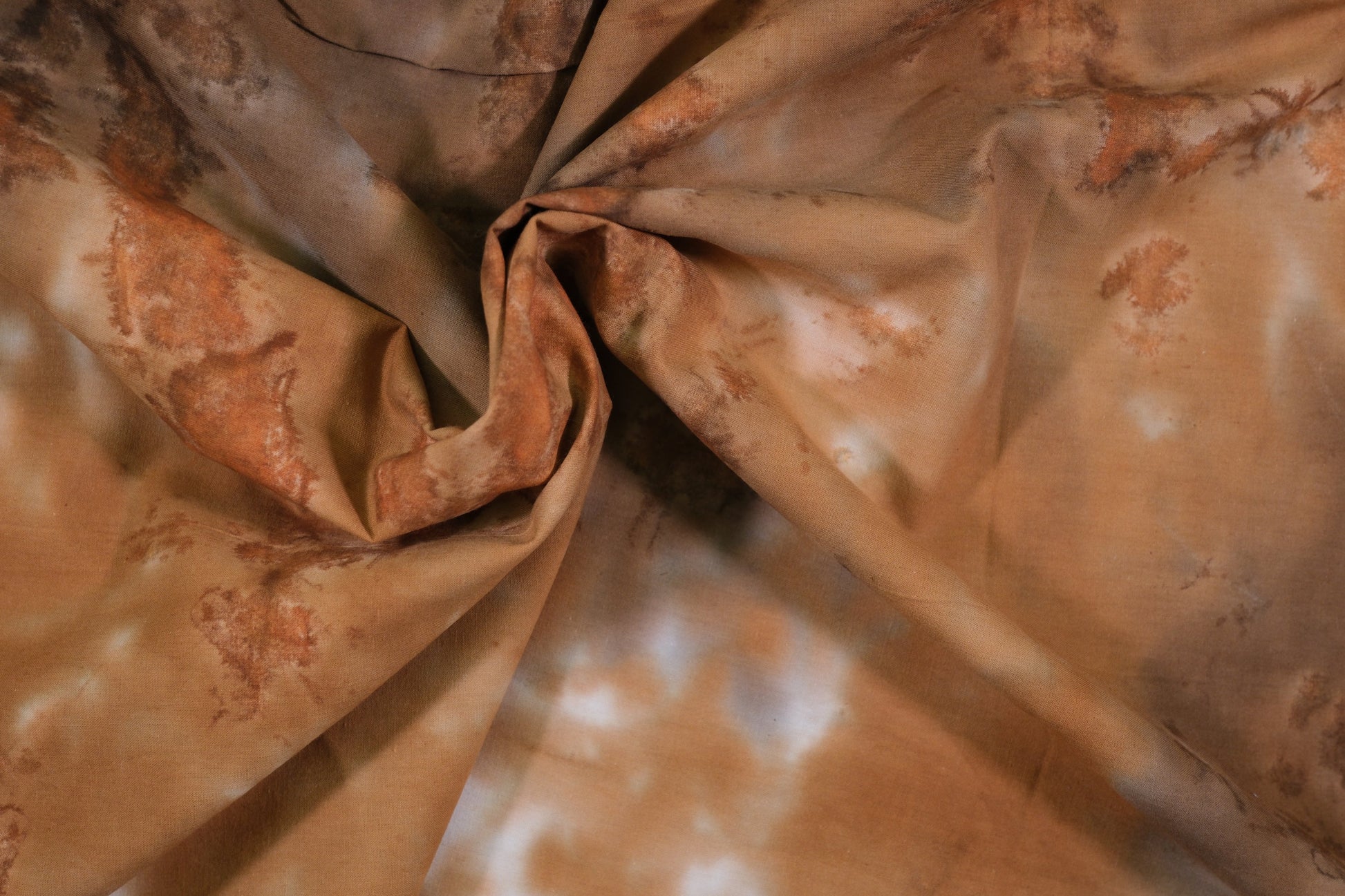 Baumwollstoff Batik Erde Rostbraun – natürlicher Batikstoff in warmen Erdtönen