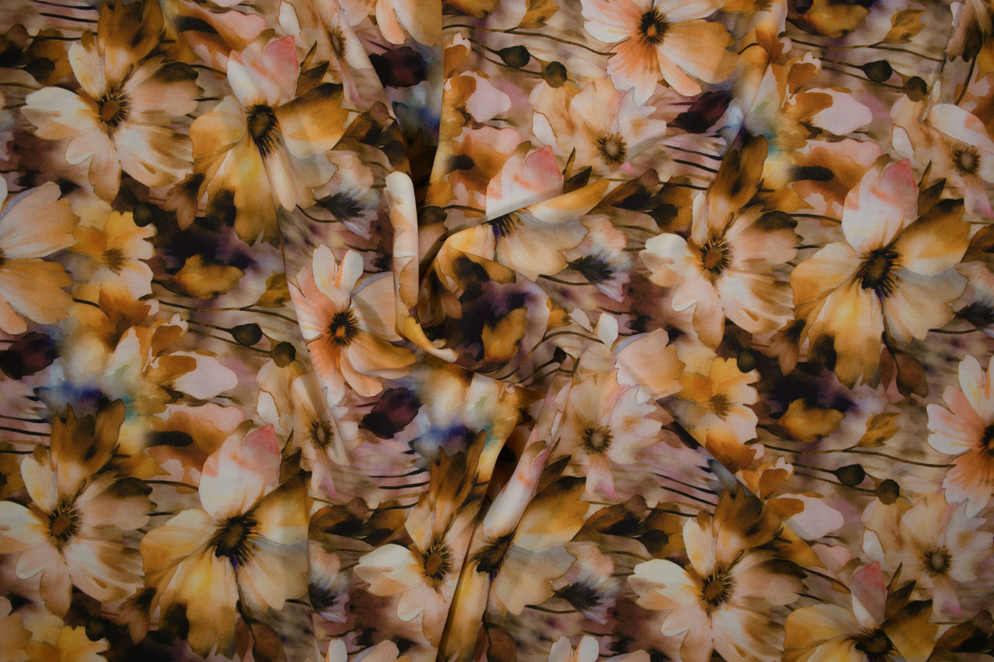 Weich fallender Viskosestoff mit warmen Aquarellblumen