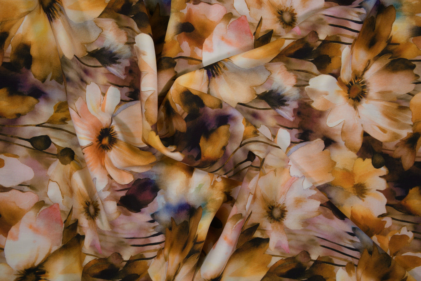 Detailansicht des warmen Aquarellblumen-Drucks auf Viskose