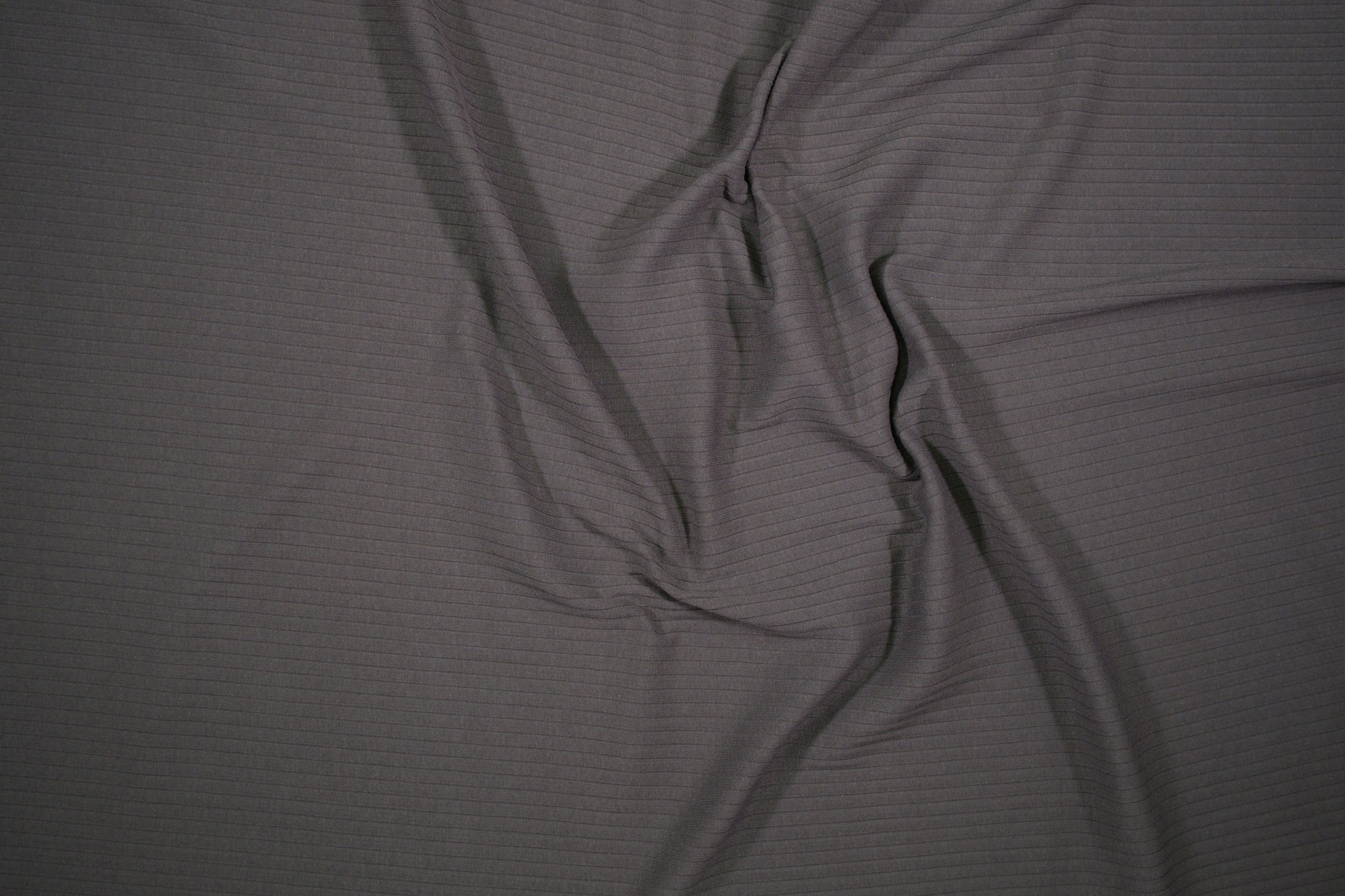 Rip Jersey in Dunkelgrau mit feiner Rippstruktur - Detailaufnahme der Stoffstruktur