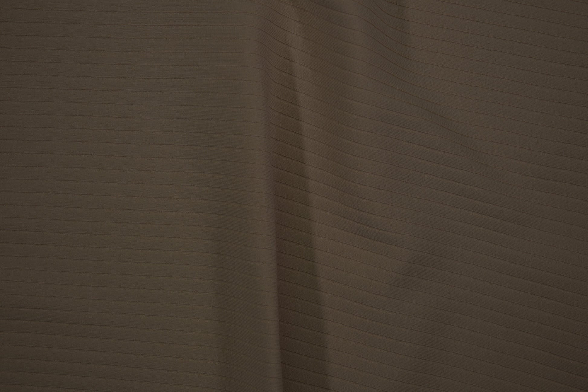Rip Jersey in Braun mit feiner Rippstruktur - Detailaufnahme der Stoffstruktur