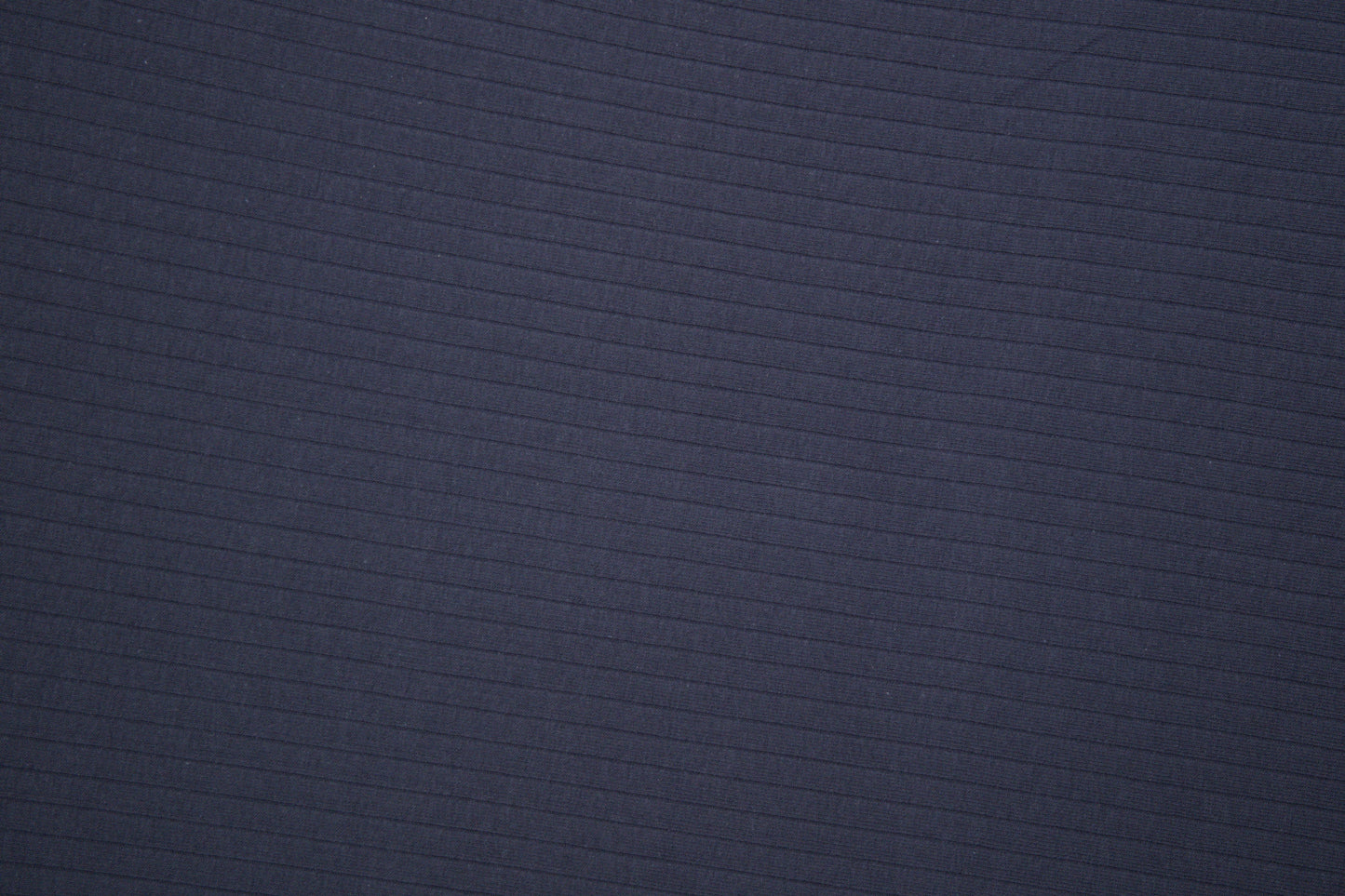 Rip Jersey in Dunkelblau mit feiner Rippstruktur - Detailaufnahme der Stoffstruktur