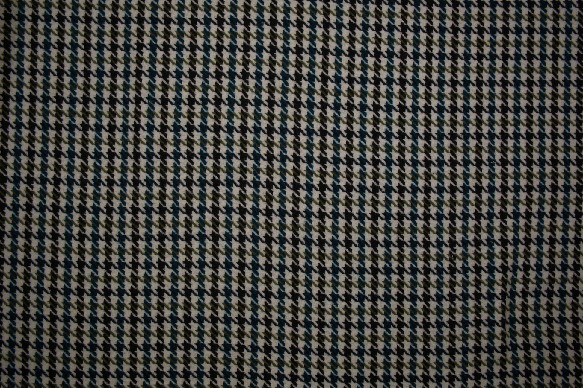 Hochwertiger Wollstoff mit Grün-Schwarz-Hahnentritt – ideal für Wintermode