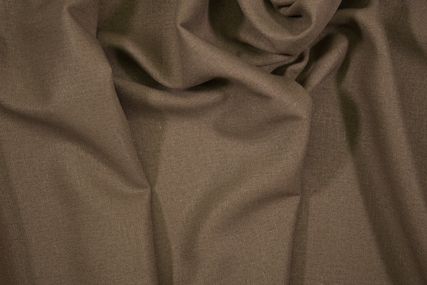 Taupefarbener Leinenstoff – weich fallender Naturstoff