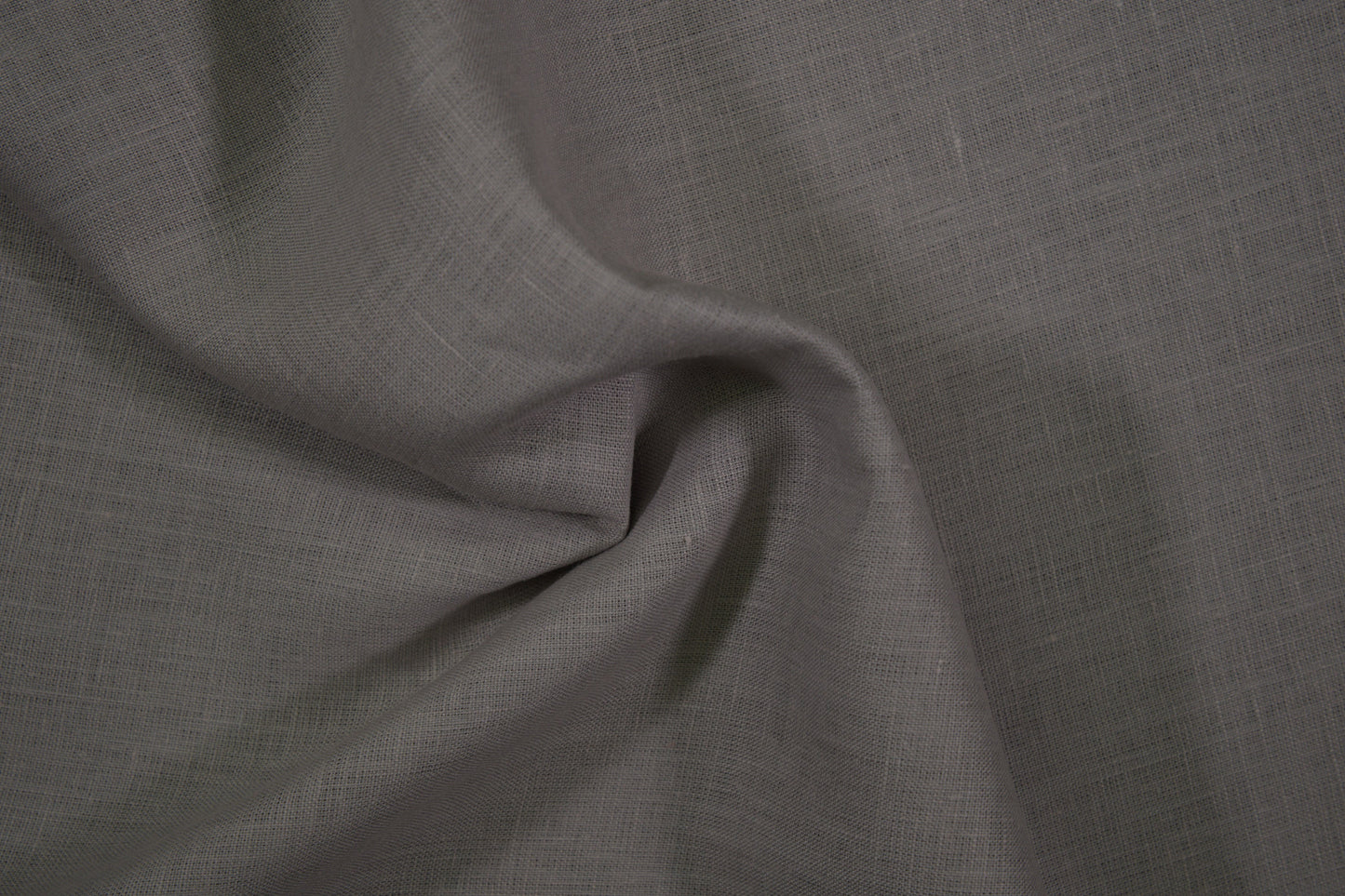 Grauer Leinenstoff – feine Struktur und natürlicher Fall