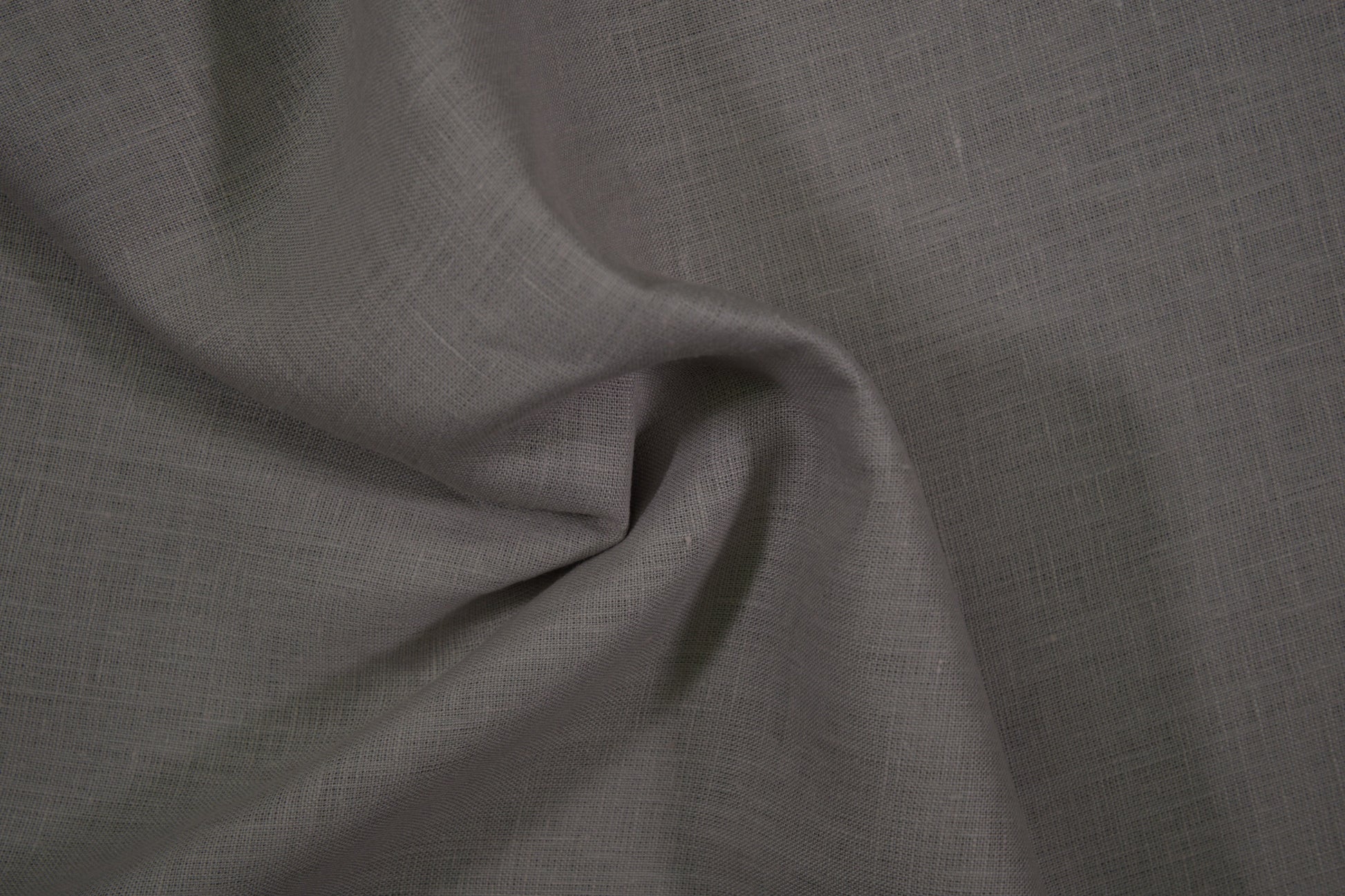 Grauer Leinenstoff – feine Struktur und natürlicher Fall