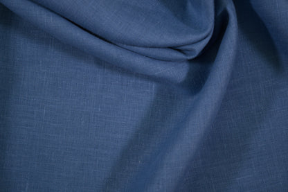 Hellblauer Leinenstoff – feine Gewebestruktur in Nahaufnahme