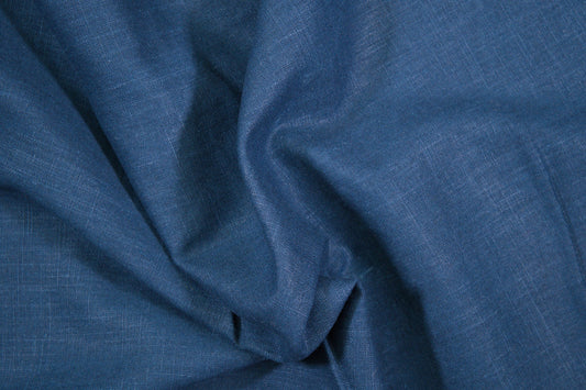 Dunkelblauer Leinenstoff – feine Gewebestruktur in Nahaufnahme