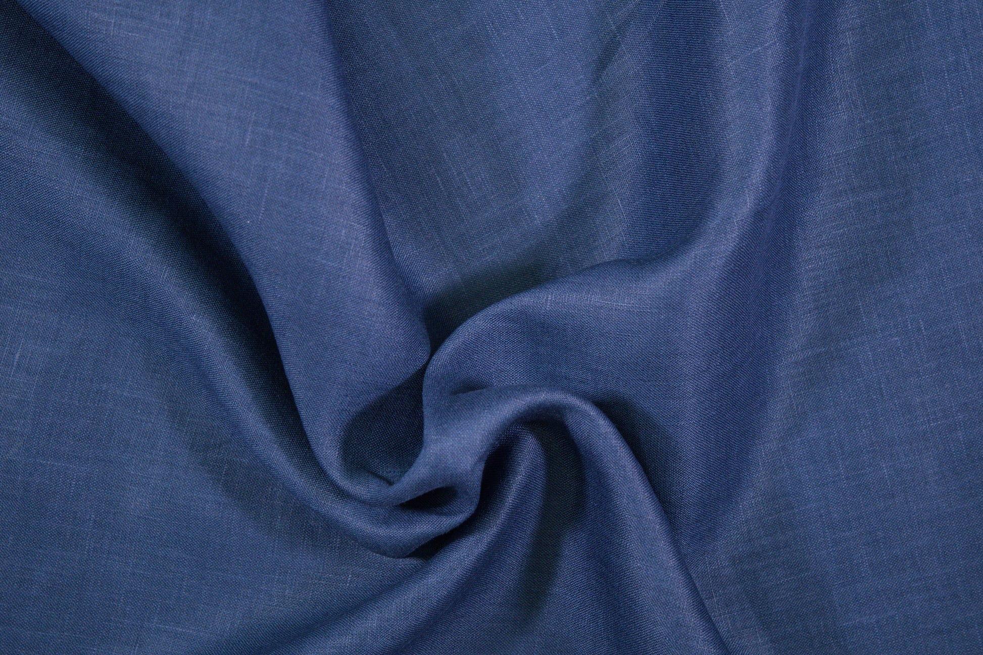 Dunkelblauer Leinenstoff – Detailaufnahme der Stoffstruktur