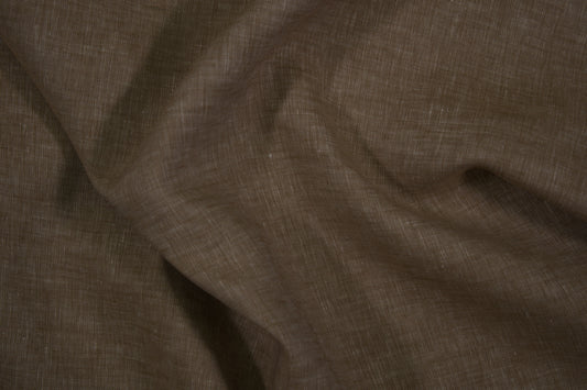 Dunkelbrauner Leinenstoff – Detailaufnahme der Stoffstruktur