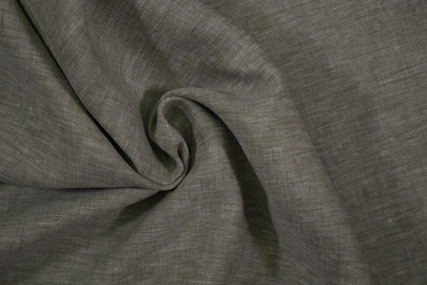 Khaki-farbener Leinenstoff – natürlicher, dezenter Grünton