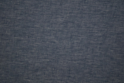 Jeansblau melierter Leinenstoff – Detailaufnahme der Stoffstruktur